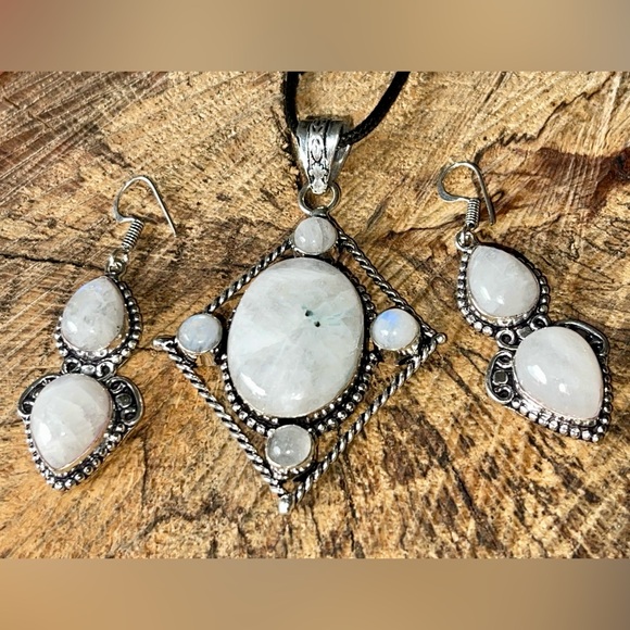 Beautiful Set of Rainbow Moonstone Pendant & Earrings - Picture 9 of 11